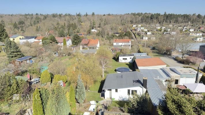 Gartenblick auf Gartenlaube 