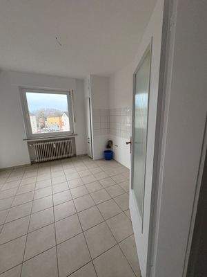 Helle Küche mit Fliesenboden