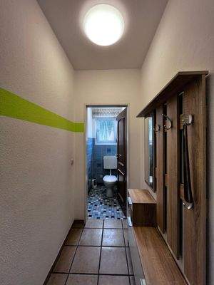 Garderobenflur mit Zugang WC