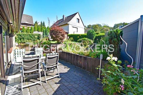 Sonnenterrasse mit Blick auf den Teich und den Garten