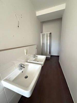 Bad mit Wanne und Dusche