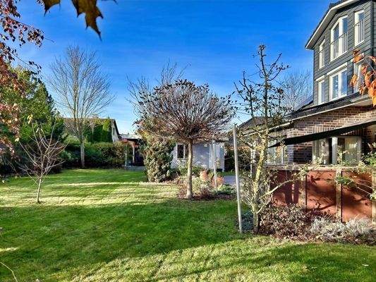 Rückwärtige Hausansicht mit Garten