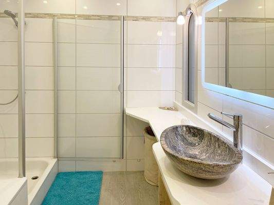 Bad mit Wanne und Dusche