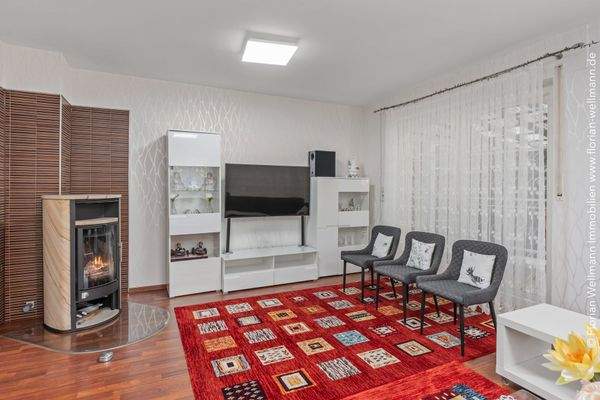 Kamin und Zugang zur überdachten Terrasse