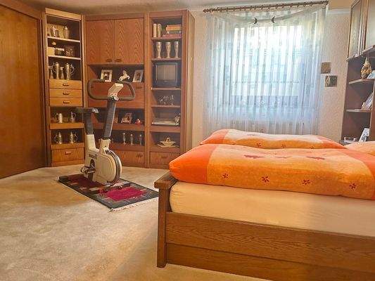 hier Schlafraum (mit großem Fenster),