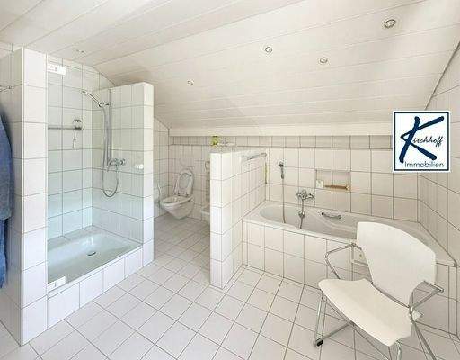 Bad mit Badewanne und Dusche