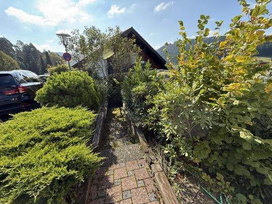 Liebevoll angelegter Garten in Hanglage