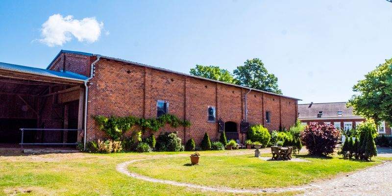 Pferdestall Hofansicht - 8103.jpg