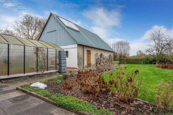 Stallgebäude mit Gewächshaus