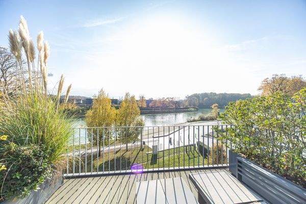 Großzügige Dachterrasse mit Blick auf die Kanalpromenade