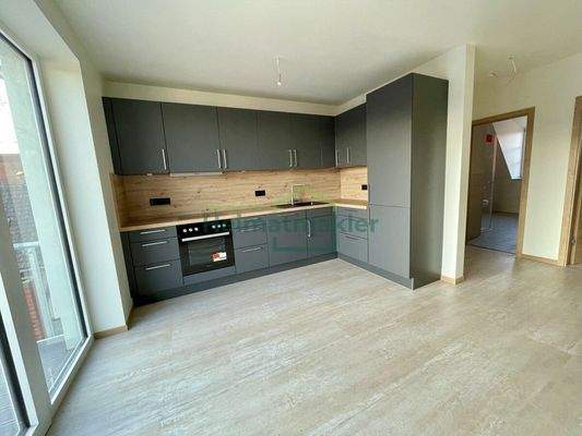 Wohnzimmer mit offener Küche