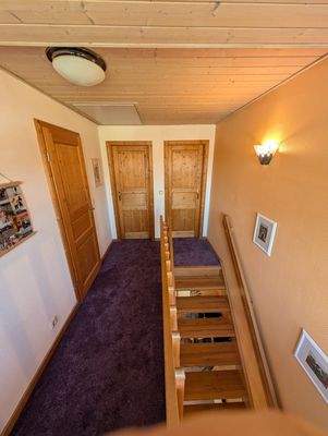 Flurbereich im Dachgeschoss mit Zugang zu den Schlafräumen und Badezimmer