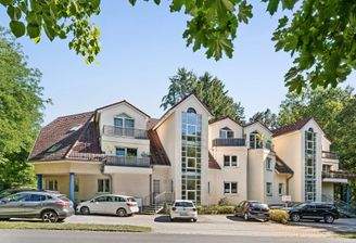 Anblick Haupteingang und Ostbalkon