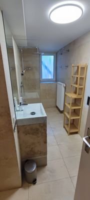 Waschtisch und Dusche