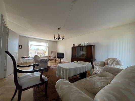 ...Wohnzimmer mit Zugang...