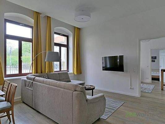 Sofa und TV im Wohnzimmer