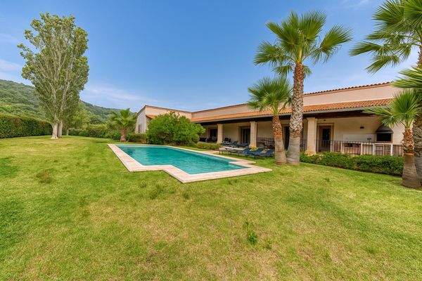 Großzügiger Garten mit Pool und Palmen