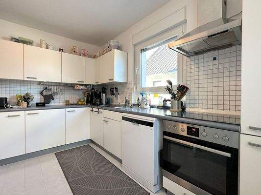 Helle Küche in der Maisonette-Wohnung