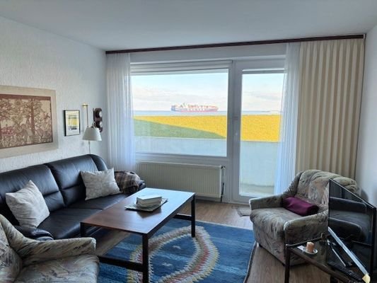 Sicht vom Wohnzimmer und Balkon.jpg