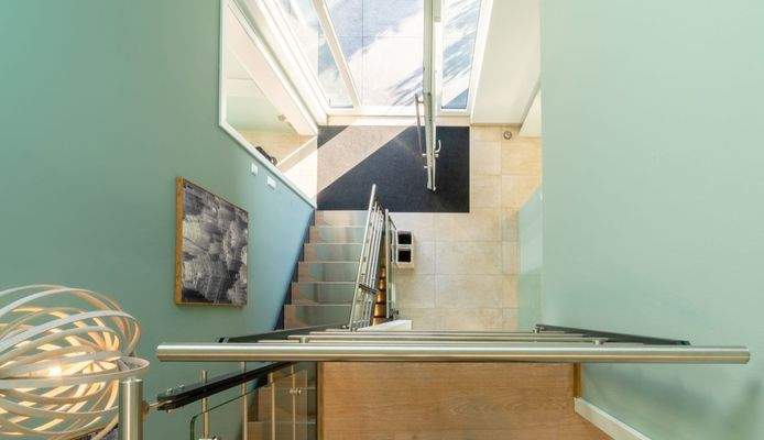 Moderne Treppe mit viel Licht