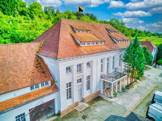 Haupthaus mit Zufahrt und Parkmöglichkeiten 