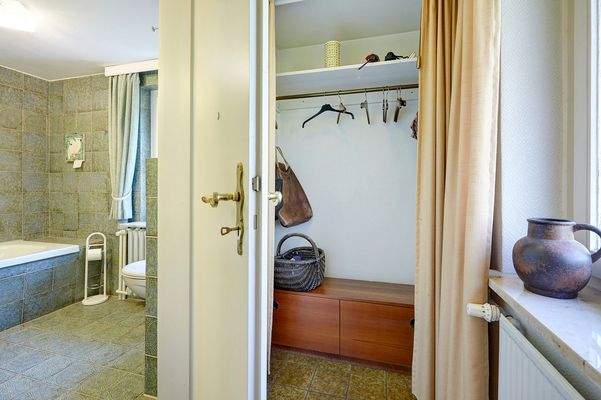 Garderobe und Wannenbad im EG