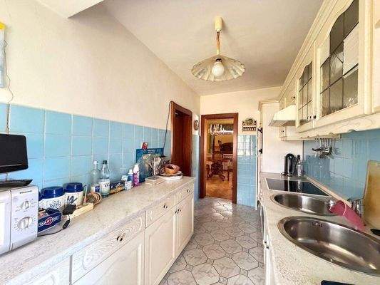 Küche mit Blick zum Wohnzimmer