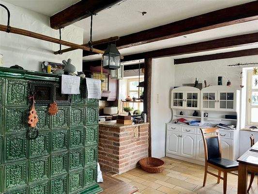 Wohnküche mit Kachelofen