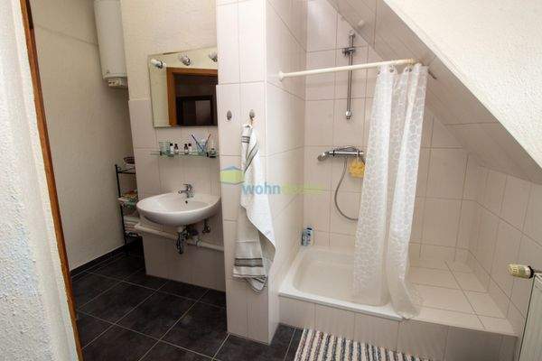 Tageslichtbad mit Duschem im DG