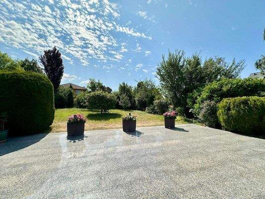 große Terrasse mit Blick in den Garten