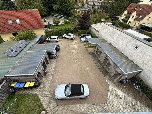 Innenhof mit Stellplätzen, Carport & Abstellräumen