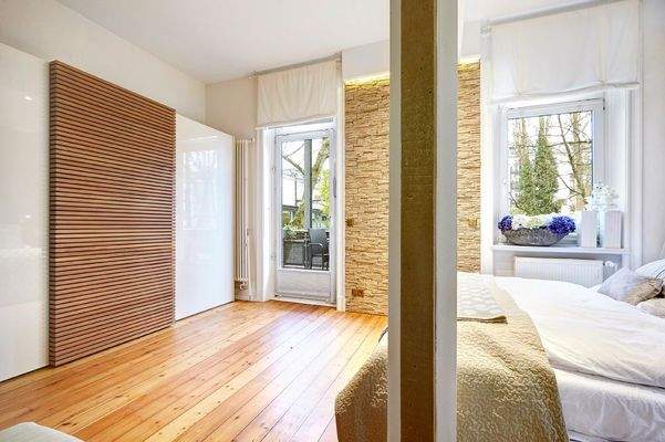  Schlafzimmer mit Zugang zum Balkon