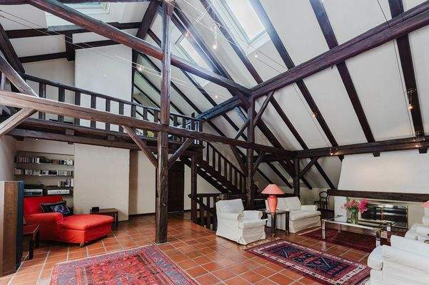 Sichtbare Holzkonstruktion und Loftgefühl unter dem offenen Dach