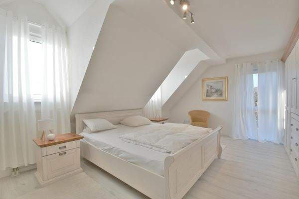 Lichtdurchflutetes Schlafzimmer