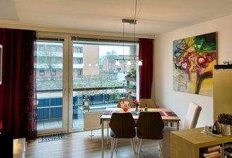 Wohnzimmer mit Blick auf die Loggia 2