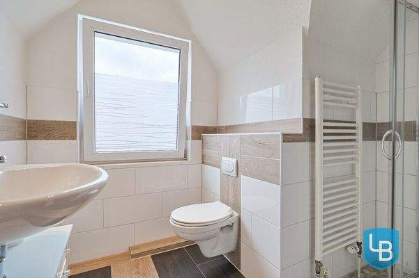 Modernes Duschbad im DG