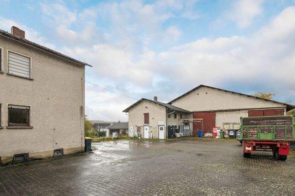 Hof mit Gebäuden im Bestand 