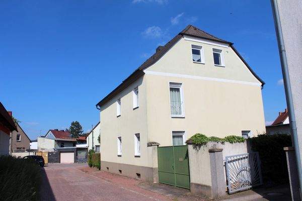 Seitenansicht mit Einfahrt