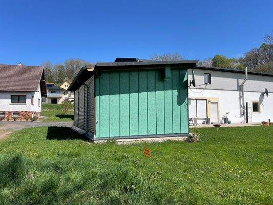 Garage von hinten-Zufahrt in Garten vorhanden