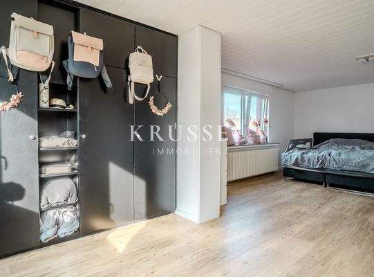 ...mit angrenzendem Ankleidebereich