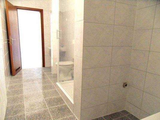 Bad mit Dusche und Wanne