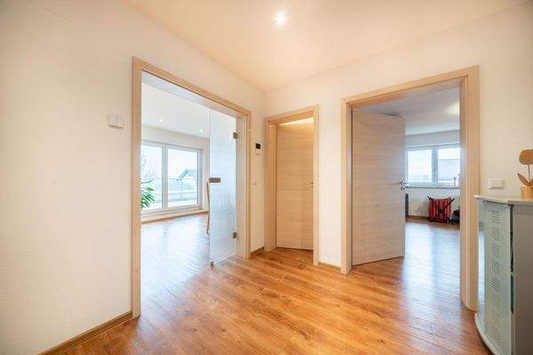 Flur mit Blick in den Wohn-/Essbereich und ins Schlafzimmer 