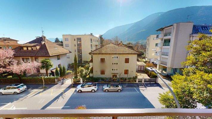 Meran-Merano-Dreizimmerwohnung-trilocale-Balkon-balcone-Keller-cantina-zentral-saniert-ristrutturato-Bonus 110-Böden-pavimenti-Fenster-finestre