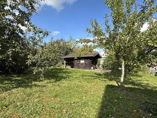 Grundstück mit Gartenhaus