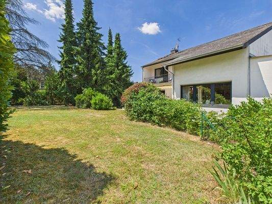 weitläufiger Garten...