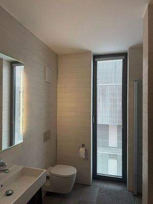 modernes Bad mit Wanne und Dusche