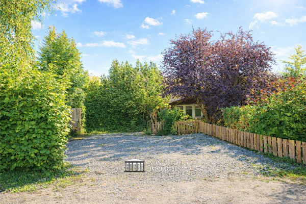 Großzügige Stellfläche für zwei Fahrzeuge