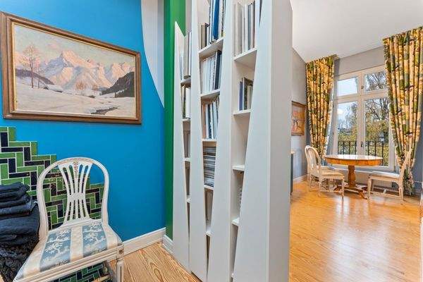 Durchdachte Raumaufteilung mit verschiedenen Sitzecken