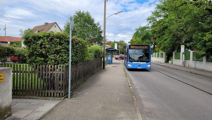 Busstation am Haus