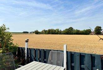 Sonnenterrasse am Feldrand